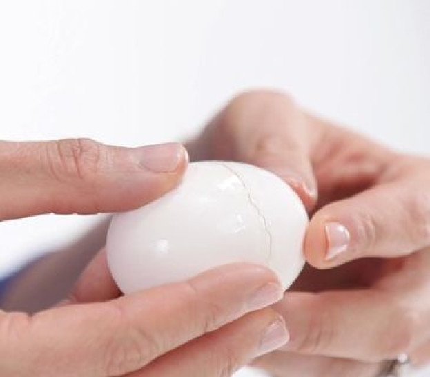 Como quebrar corretamente um ovo