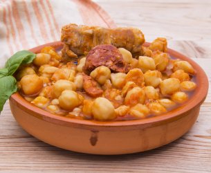 Aprenda a fazer feijoada de grão-de-bico