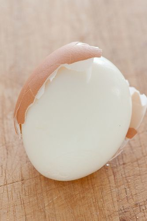 Como descascar o ovo cozido