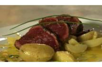 Roast Beef em Crosta de Especiarias e Ervas com Salada de Batatas Rústica ao Molho Dijon
