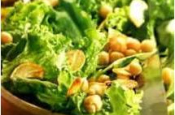 Salada de Grão de Bico, Folhas Verdes e Alho