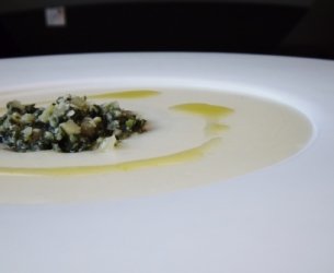 Creme de aipim com pesto de espinafre