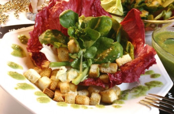 Salada de Três Folhas com Crôutons e Pesto