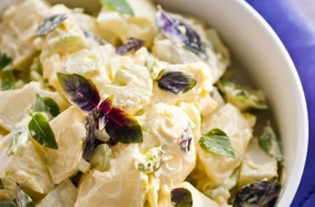 Salada de batata com mix de manjericão