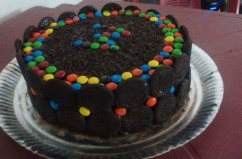 Torta de Chocolate com Confeitos e Biscoito