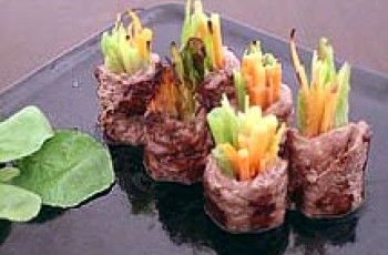 Gyuniku Yasai-Maki (Rolinho de Carne com Vegetais)