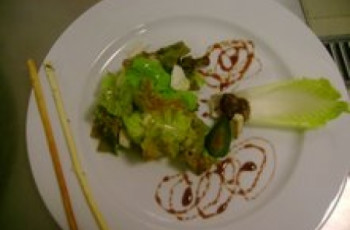 Salada de endívia com figo verde e gorgonzola
