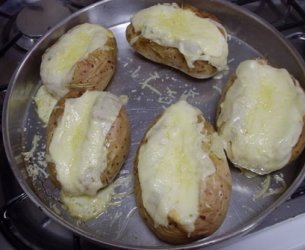Batatas Recheadas com Requeijão e Azeitonas