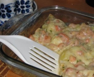 Batata com salada e queijo ao forno