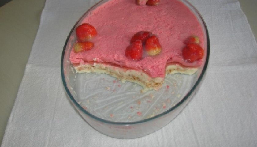 Pavê com Gelatina de Morango Pavê com Gelatina de Morango