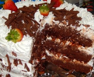 Bolo de Chocolate com Morangos e Chantilly
