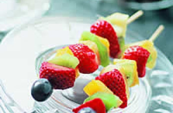 Espetadas de frutas com gelado