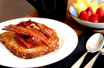 French toast com bacon e syrup
