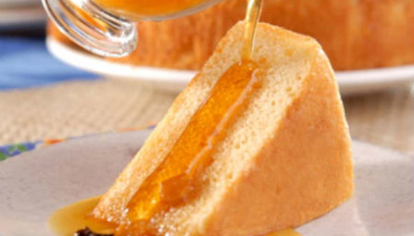 Bolo de fubá com calda de quentão Bolo de fubá com calda de quentão