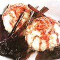 Sorvete de tapioca com calda de vinho e ameixa