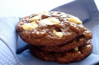 Cookies com Chocolate Branco e Meio Amargo