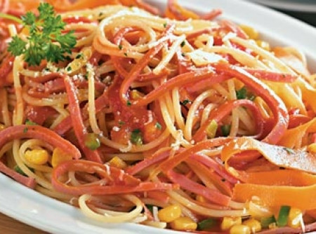 Macarrão Com Salsicha De Frango E Legumes