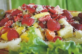 Salada de Frutas com Suco de Manga