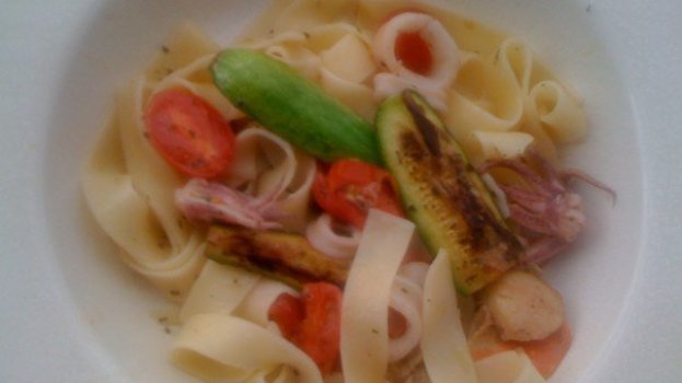 Receita de Fettuccine com frutos do mar e azeite de ervas ...