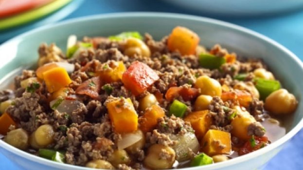 Ensopado de carne moída com grão-de-bico e legumes