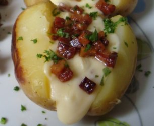 Batatas Assadas com Molho de Queijo e Bacon