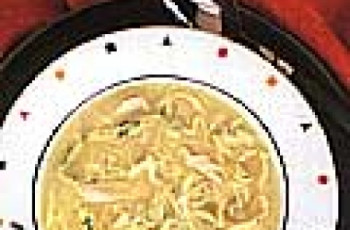 Sopa de Galinha e Vermicelli com Tiras de Ovos