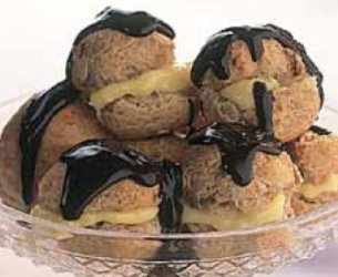 Carolinas com creme e calda de chocolate