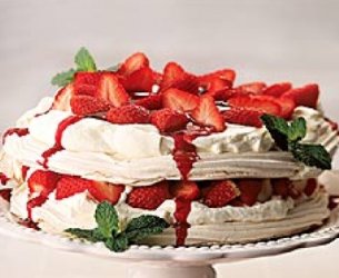 Merengue com morango e calda de frutas vermelhas