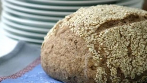 Pão integral com linhaça e crosta de gergelim