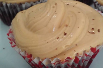 Cupcake de Chocolate com Recheio e Cobertura de Doce de Leite