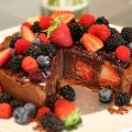 Torta Trufada de Chocolate com Frutas Vermelhas