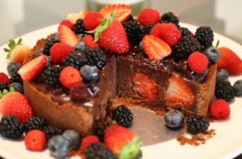 Torta Trufada de Chocolate com Frutas Vermelhas