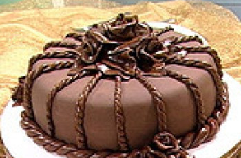 Torta Majestosa Coberta com Pasta de Chocolate