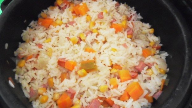 Arroz Temperado Feito Na Panela Elétrica Sem óleo