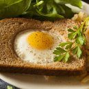 Receita de Ovo Frito no Ninho (Egg in a Basket)