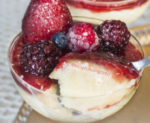 Pudim com Frutas Vermelhas de Microondas