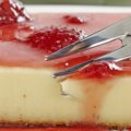 Brigadeirão Branco com Calda de Morango