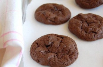 Cookies Duplos de Chocolate e Cerejas Secas