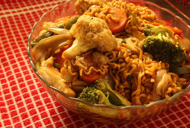 Falso yakisoba de miojo Falso yakisoba de miojo