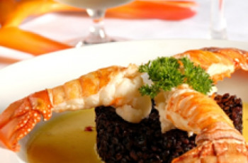 Cauda de lagosta com arroz negro e açafrão
