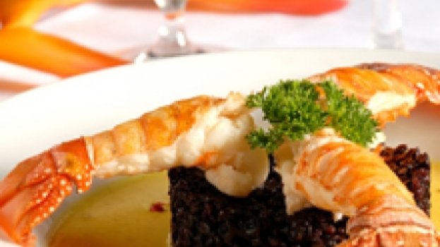 Cauda de lagosta com arroz negro e açafrão