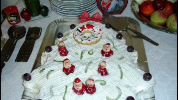 Bolo De Natal Com Chantilly E Pêssego