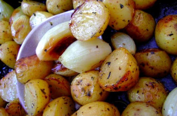 Mini Batatas e Cebolas Assadas com Alecrim
