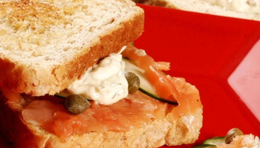 Sanduíche de metro com salmão