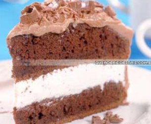 Bolo de chocolate com recheio de chantilly