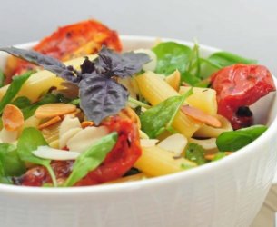 Salada Morna de Penne, Rúcula e Tomate Seco