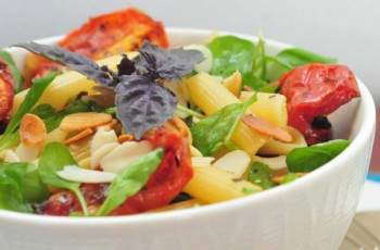 Salada Morna de Penne, Rúcula e Tomate Seco