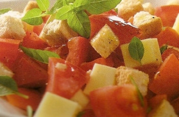 Salada de tomate e mussarela com pão italiano