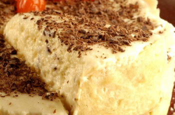 Torta de Chocolate Branco com Maracujá