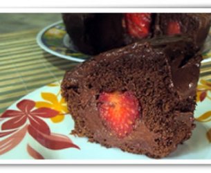 Bolo de Chocolate com Pedaços de Morango